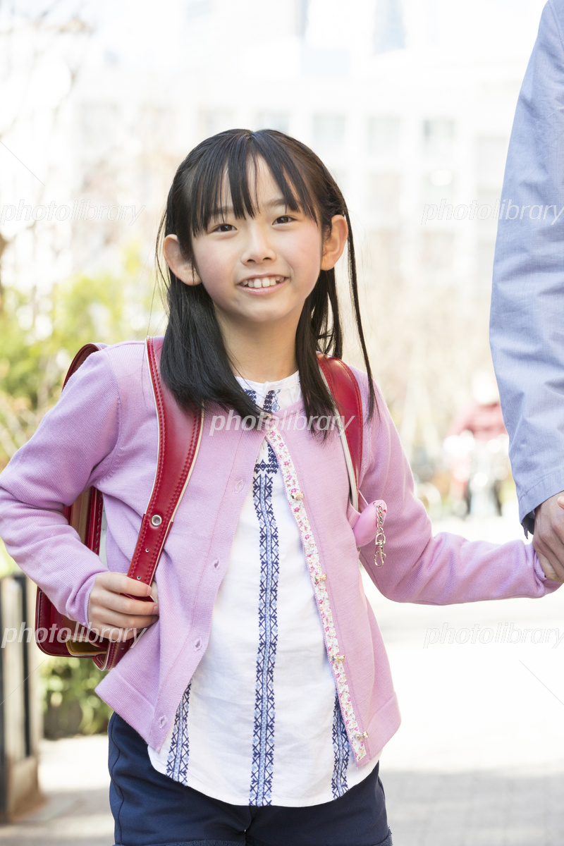 笑顔の女子小学生の写真素材138728626 毎月1点無料 フリー のストックフォト イメージマート