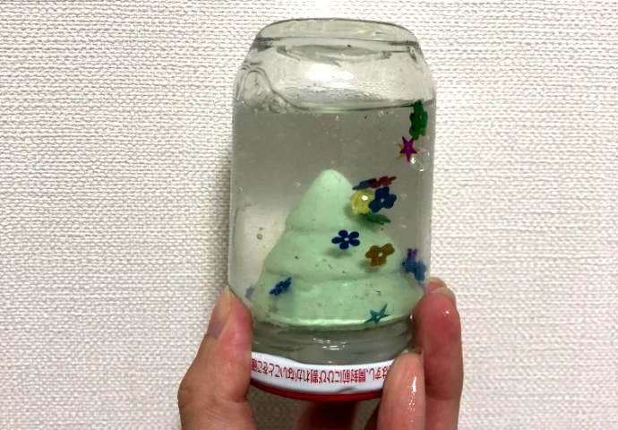 スノードーム作り👶❤️ . 洗濯のりと精製水を混ぜました！ 保育 0歳児クラス 製作 手作りおもちゃ 手作り玩具 手作りスノードーム