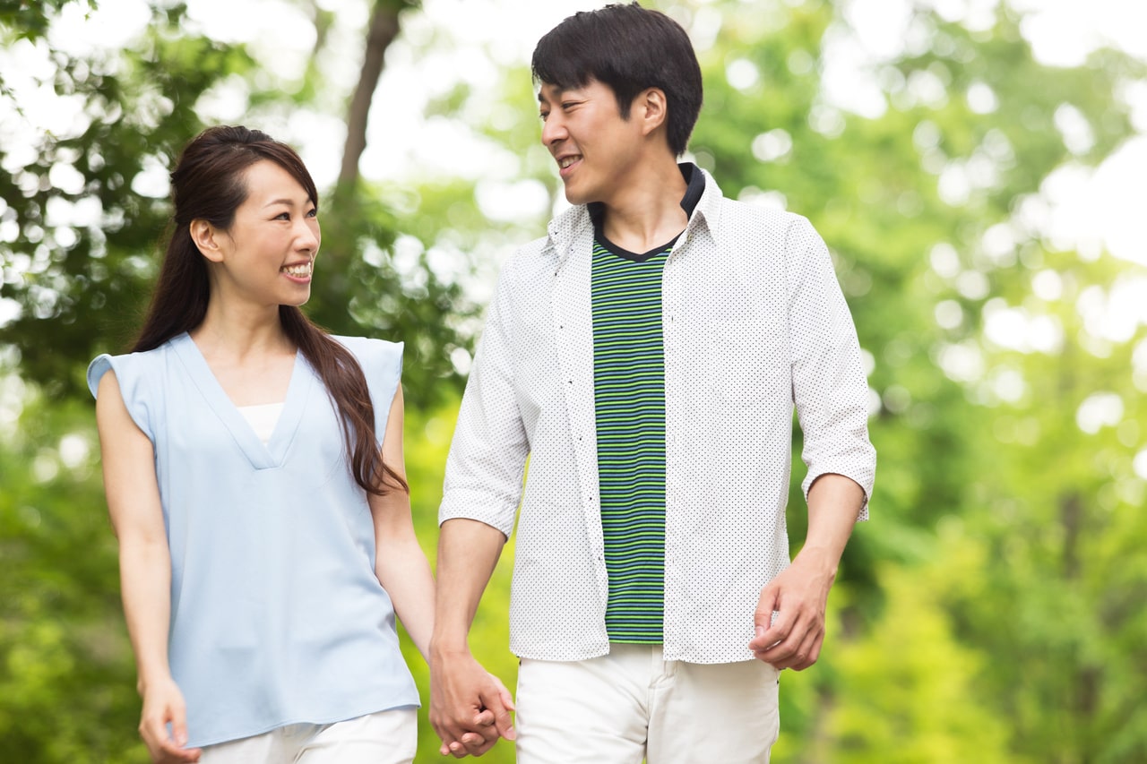 手を繋いで歩く日本人親子25493544 の写真素材 - アフロ