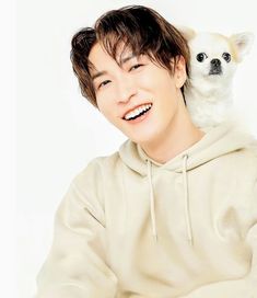 Snow Man 渡辺翔太、犬に負けない愛らしさ 自然な表情で戯れる1枚にファンから反響 - YouTube