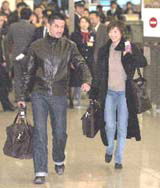 イチロー、２年目へ出発 日本を堪能して米国へイチロー、２年目へ出発 出発するイチロー夫妻 米国へ出発する米大リーグ・マリナーズのイチロー外野手と弓子夫人＝３日夕、関西空港四国新聞社