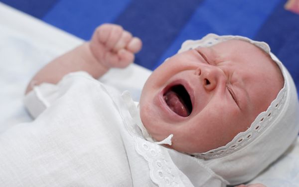 生後6ヶ月「抱っこしないと泣く」ときはどうすればいい？抱き上げると泣き止む理由kosodate LIFE 子育てライフ