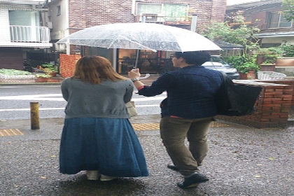 フォトギャラリー1枚目 すみれ、新恋人と麻生十番でアツアツ相合傘デートFRIDAYデジタル