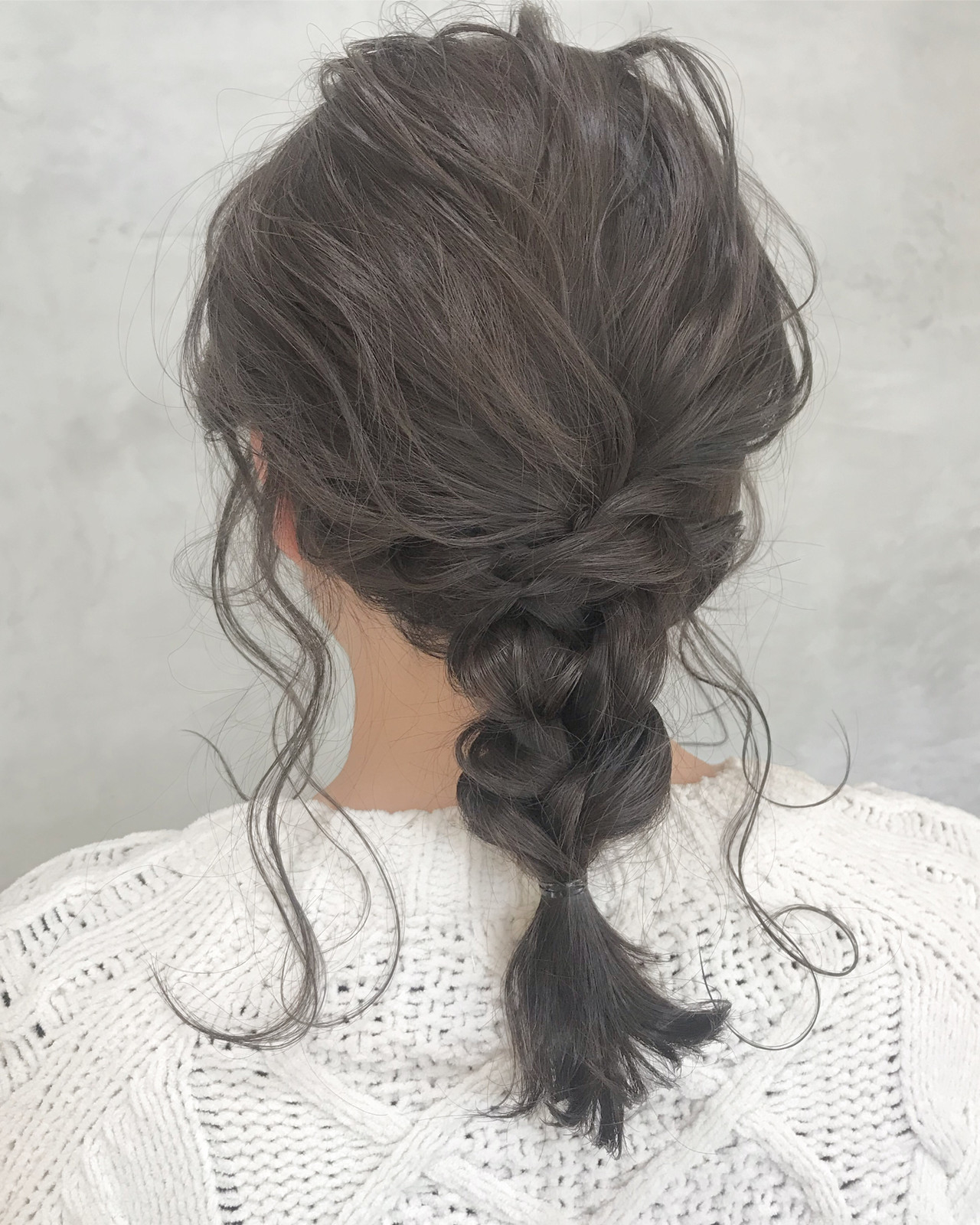 MAYO OHASHI 表参道 ミディアム ナチュラルヘア アレンジ結婚式お呼ばれヘア🪐 . ぴたっとタイトに シンプルまとめヘア .結婚式 ヘアアレンジ結婚式お呼ばれヘアアレンジヘアセットお呼ばれヘアシニヨンアレンジヘアアクセタイトアレンジアレンジヘア