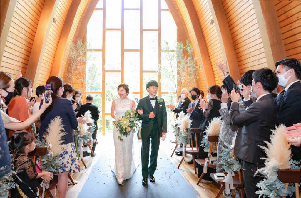 森の中の挙式で料理が絶品なナチュラルウェディング」森の中の挙式は、新緑に囲まれて開放感や森が続いていき奥行きも 口コミ・評判ル・ピオニエ オズ ブライダルウエディングパーク