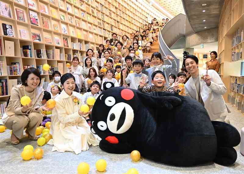 地震で出来た道路のひび割れを直そうと、がれきを敷いて踏み固める子供たち＝１７日午前１０時４２分、熊本県益城町、森井英二郎撮影 59 84 ー熊本地震震源広がる：朝日新聞デジタル