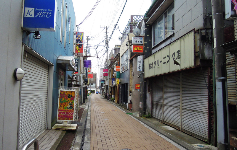 三島（散歩道）鉄道の線路沿い。源兵衛川水辺。ヘルス銀座。 – 古今東西舎