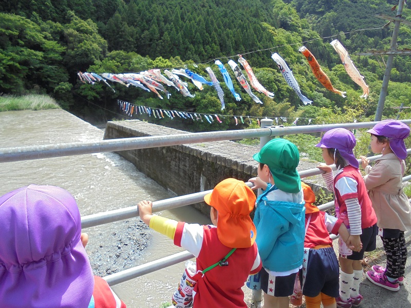 みんなで作るクラスに1つのこいのぼり〜子どもたちの作品が集合してできた大型こいのぼり製作アイデア〜保育と遊びのプラットフォーム ほいくる