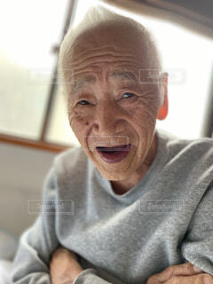 おじいちゃんのカット - 理容室での高齢者散髪体験