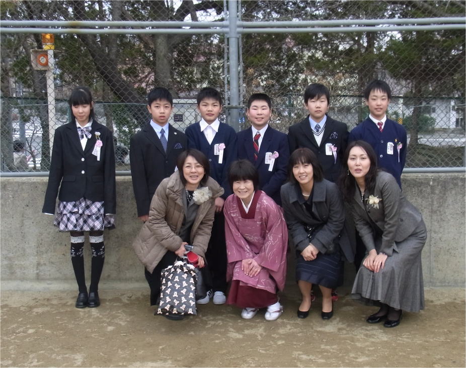 卒業式の母親の服装はこれが正解！マナーとおすすめコーデ 小学校編- IKINAイキナ