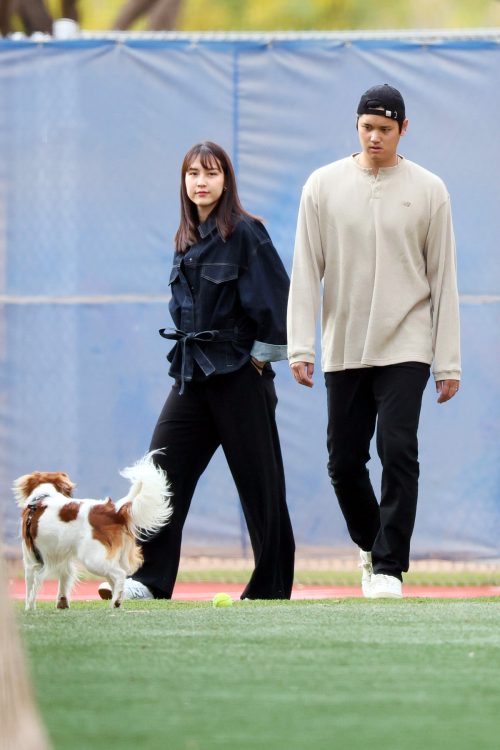 大谷の妻・真美子さん 大谷母と並んで観戦 ＯＨＴＡＮＩユニ姿、開幕中継ＮＨＫにも映る 大リーグ デイリースポーツ online