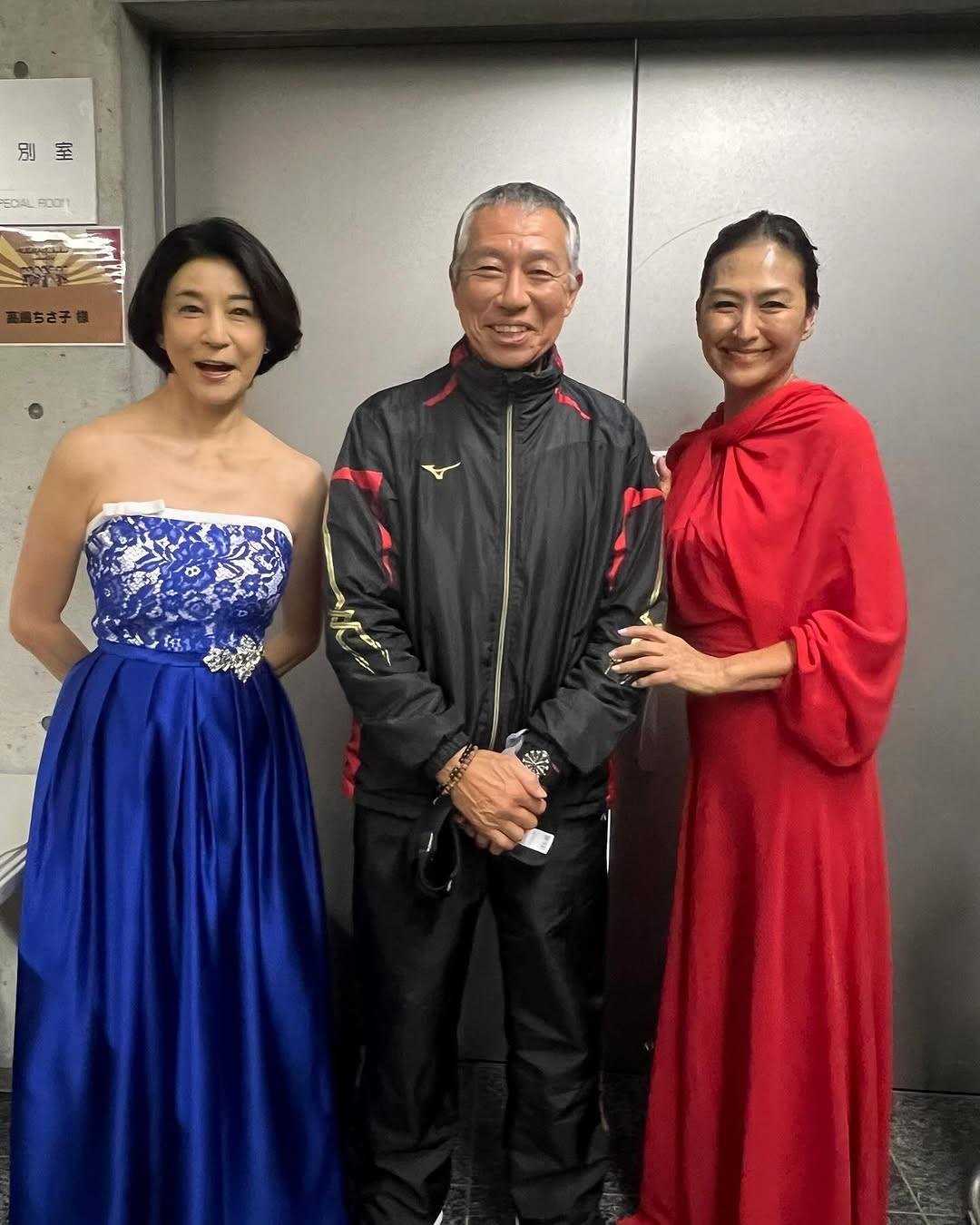 清原和博氏の元妻・亜希 息子たちとの親子ショットが素敵！「イケメン兄弟」「親孝行」サプライズに感動 - スポーツ報知