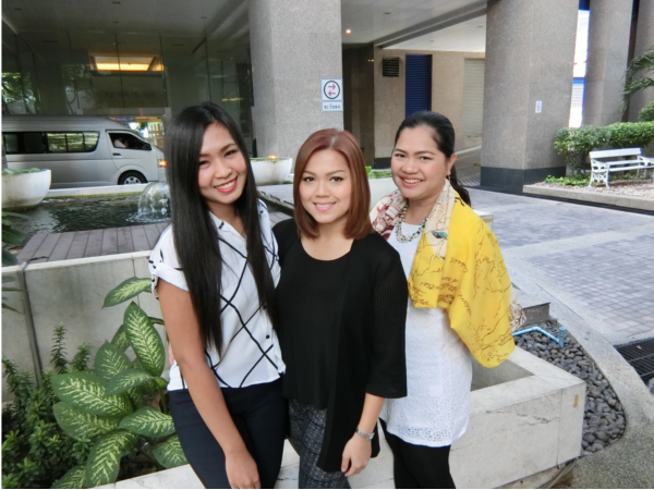 タイの微笑みアジアの女性かわいい十代の笑顔幸せなライフ スタイルを楽しむ - カジュアルウェアのストックフォトや画像を多数ご用意 -カジュアルウェア, カフェ, タイ人 - iStock