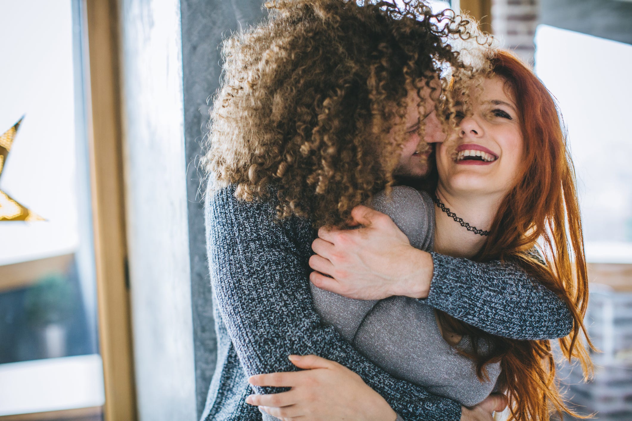 後ろから抱きしめるときの男性心理とは？夢で見た場合も解説！ - Jメールマッチング