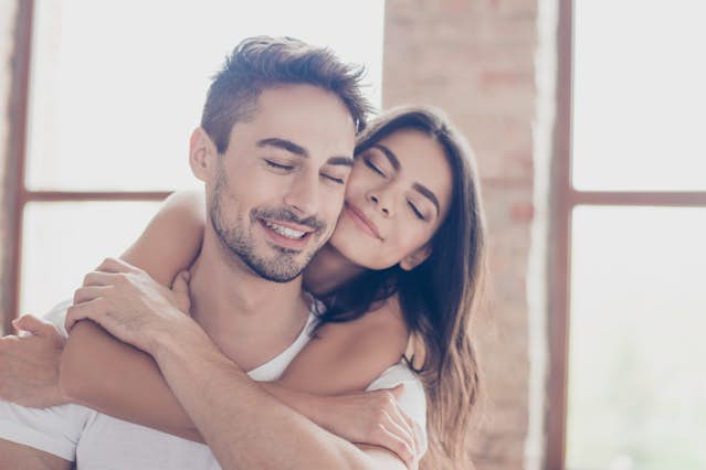 80%以上の人が「ハグ」が好き！男女の心理や相手の本気度をチェックする方法も紹介Oggi.jp