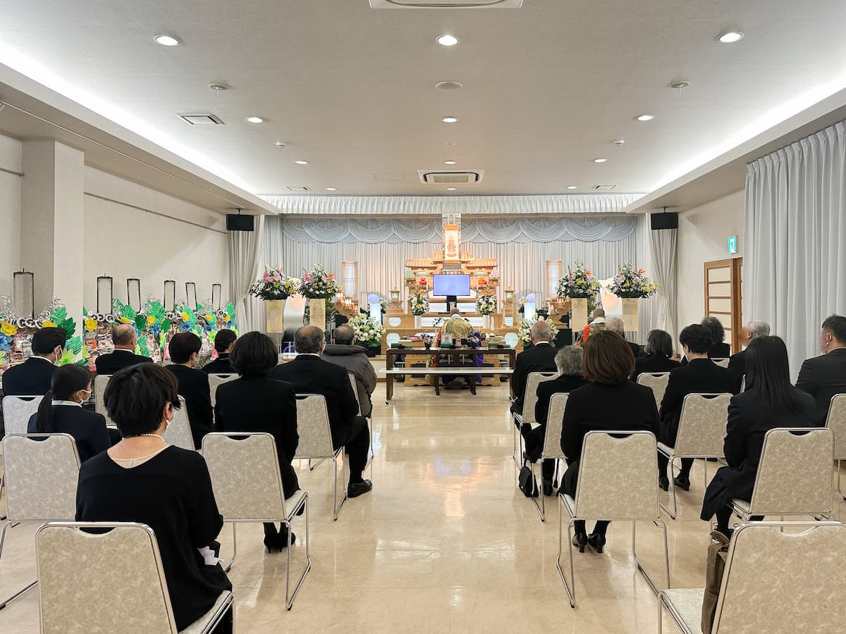 家族葬の費用はいくら？葬儀の相場やメリット・デメリットについても解説