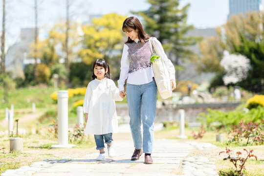 手をつないで歩く親子の後ろ姿の写真素材99669184- PIXTA