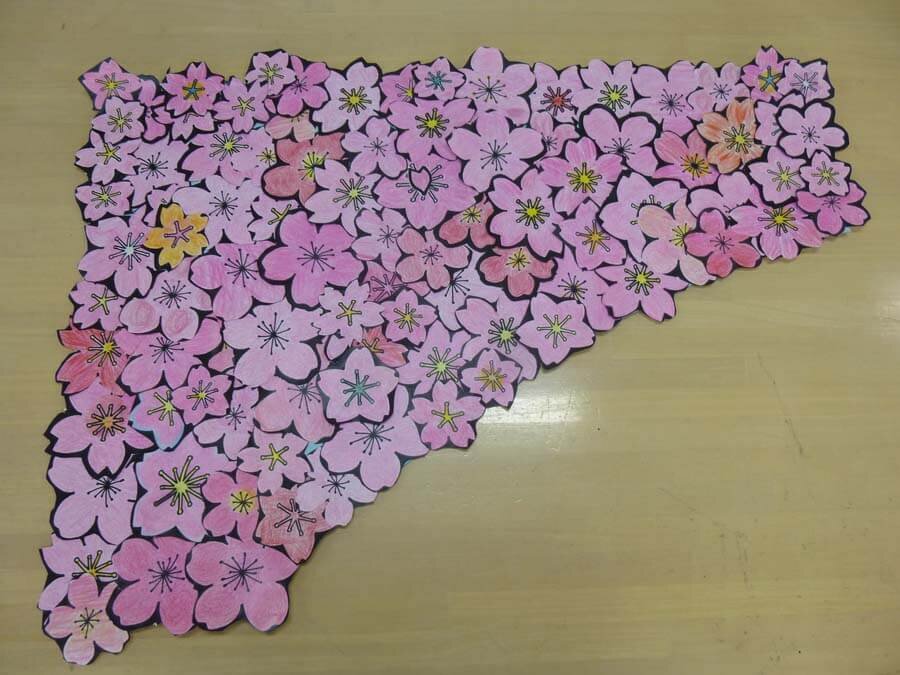 体操着を着て手をつなぐ笑顔の子供たちの水彩イラスト水彩の挿し絵屋さん