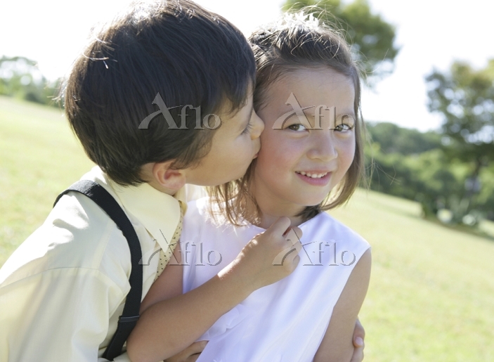 小さな女の子が愛する母親にキスし、母親が子どもを抱きしめ、抱きしめ、幸せな家庭生活のコンセプト、乳母が子どもを落ち着かせ、親が子どもの隣に4K、接写」の動画素材 ロイヤリティフリー 1069866154Shutterstock