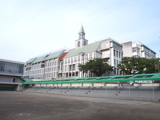 雙葉中学校 の偏差値や倍率についてご紹介します。アクセス、口コミなどについてもご紹介いたします。定員数は100名、SAPIX偏差値は59、四谷偏差値では63~67。倍率は2.9倍ほどです。らくたのスクール