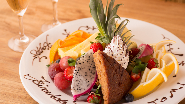 こんにちは！焼肉うしすけです🐮 バースデー・記念日プレートのご紹介です🌟 🐾犬プレート 1.メッセージのみご希望のメッセージを書いて提供させていただきます‼️ 2.メッセージ＋似顔絵 愛犬の似顔絵とご希望のメッセージを書いて提供させていただきます‼️⚠️どちら