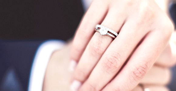 お呼ばれ女性ゲストのマナー～結婚式のアクセサリーの選び方！NGは