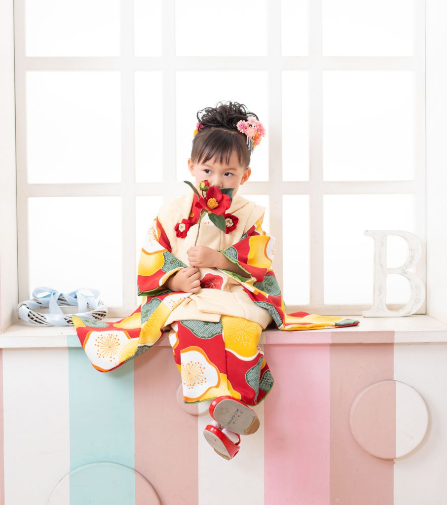 赤い着物とツインテールが可愛い！秋晴れの境内で女の子の七五三撮影OurPhoto アワーフォト