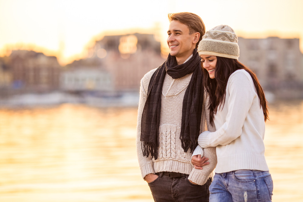 腕組みカップルの心理とは？メリット＆恋人と自然に手繋ぎする方法を解説