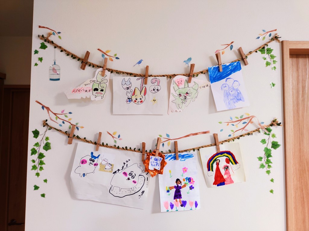 無印良品「インテリアになじむ」「かさばる作品もコンパクトに」子どもの作品展示＆収納アイデア5選たまひよ