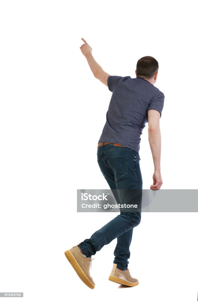 美しい海の上の崖の上に彼の手を上げる若い男の後ろ姿。コンセプトをリラックスします。の写真素材・画像素材 Image 82451912