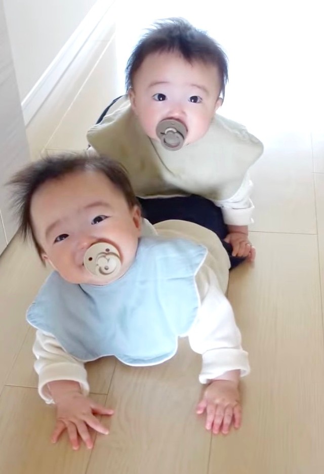 双子の妹にメロメロなお姉ちゃん♡赤ちゃんツインズが天使すぎる！ ほっこり動画 ベビーカレンダ