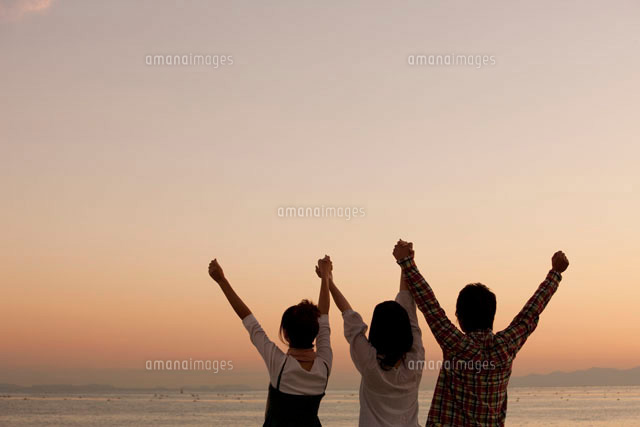 フリーイラスト浴衣姿の三人家族の後ろ姿パブリックドメインQ：著作権フリー画像素材集