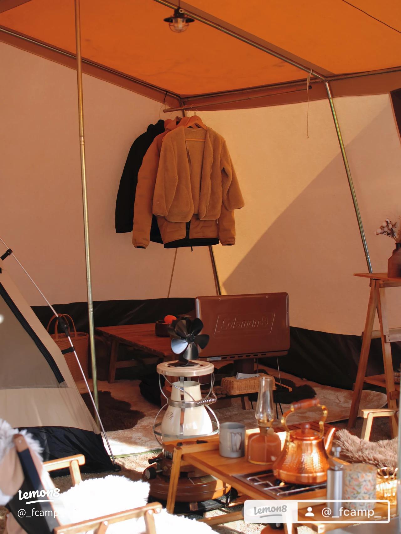 ⛄️ 冬のおこもりキャンプレイアウト ☃️幕内レイアウト 参考にしたい！素敵なキャンプシーンをご紹介🎀 @mie3018 さんの冬キャンプスタイル‐‐‐‐‐‐‐‐‐‐‐‐‐‐‐‐‐‐‐‐‐‐‐‐‐‐‐‐‐‐‐‐‐ ○募集○ キャンプを楽しむ 素敵な投稿を募集しています🔖アウトドアファッションや