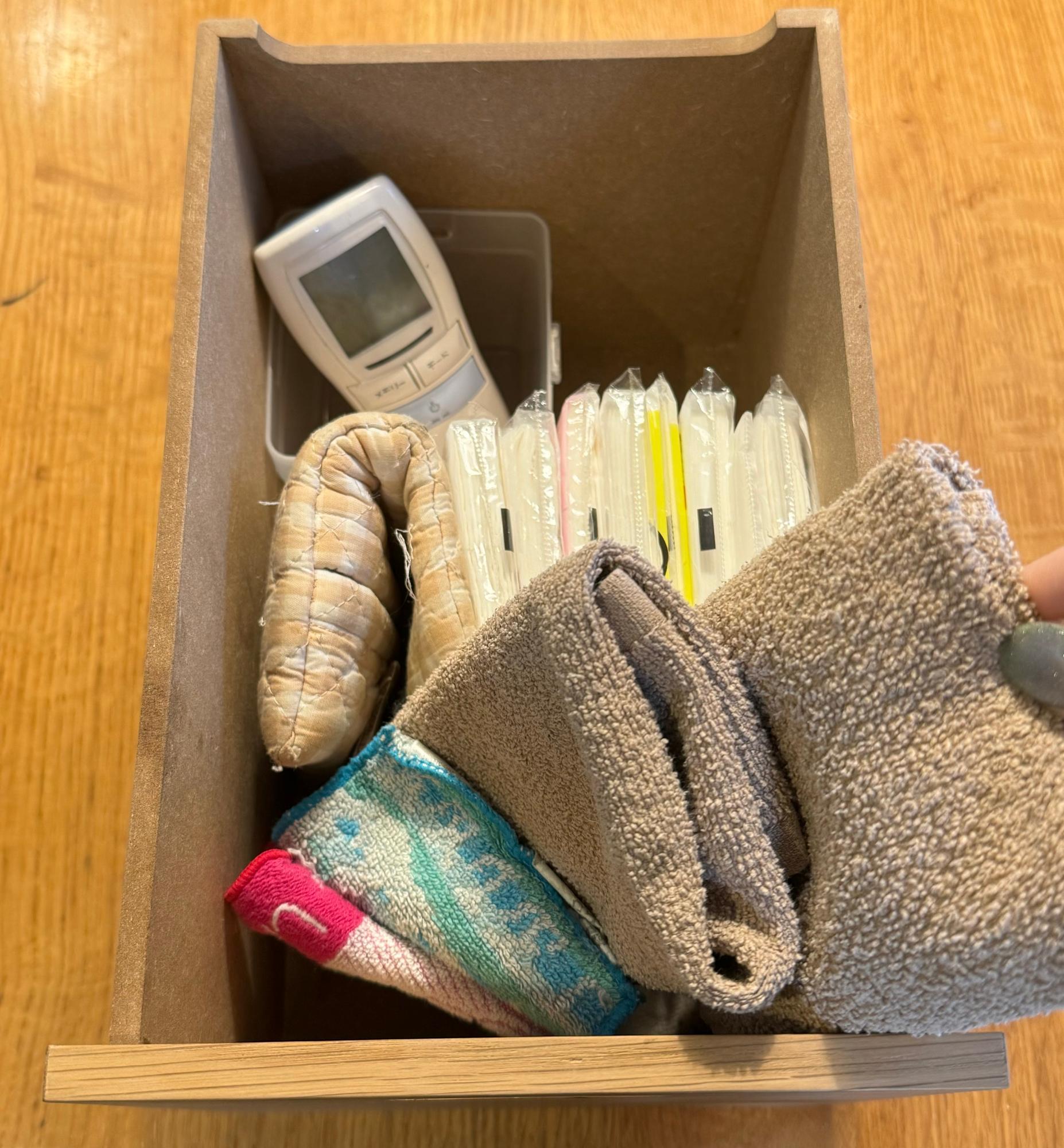 ランドセルの側にハンカチ、ティッシュ置き場子どもが毎日、学校や保育園に持っていくハンカチ タオル やティッシュ。次の日の時間割りと一緒に用意できるように、ランドセル置き場の近くに置いています。 ランドセルはファミリークローゼットに入って右側