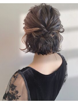 結婚式のお呼ばれに華やかハーフアップ特集！セルフアレンジのコツも - 秋葉原コットン