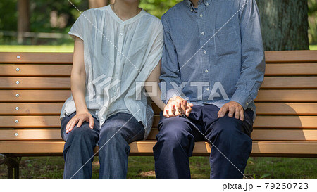 手 繋ぐ カップルの写真素材写真素材なら「写真AC」無料 フリー ダウンロードOK