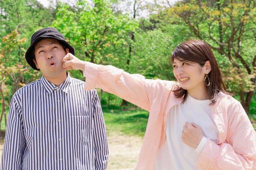 子供 家族 悲しい 親 母 葛藤 父 問題 女の子 口論 離婚 家庭 喧嘩 不幸 悲しみ 喧嘩 男の子 兄弟 姉妹 保護 耳を塞ぐPremium写真