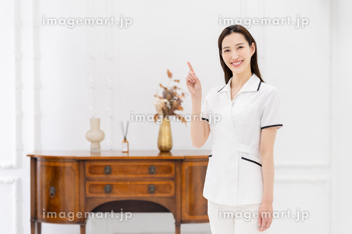 エステサロンで足裏のマッサージを受ける日本人女性 Stock Photo |