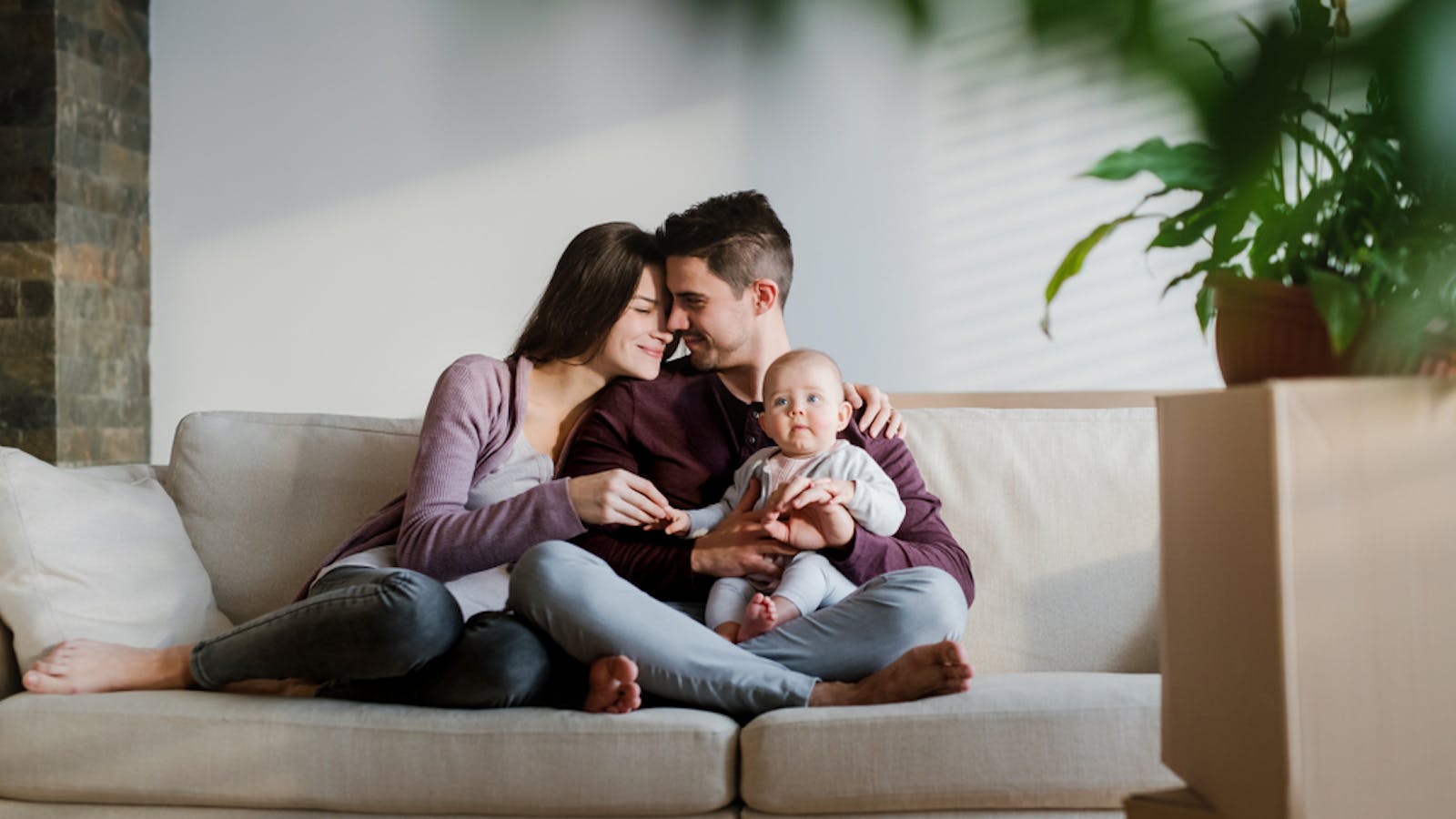 家族・ファミリーイラスト ハートのテーブルでなかよし幸せ家族