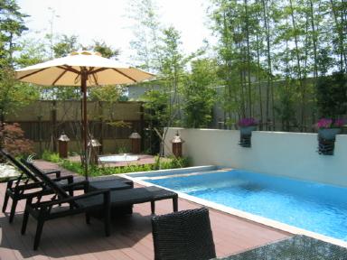 湯巡りで癒しのひとときを 別邸ラ・松廬にご宿泊のお客様は、隣接する鴨川館内の温泉施設もご利用いただけます。露天風呂や内湯、サウナなど様々な湯をのんびりと巡り、広々とした湯舟に身を委ねて、日頃の疲れをほどくお寛ぎ時間をお愉しみください。＊1 みぎわの湯「樽