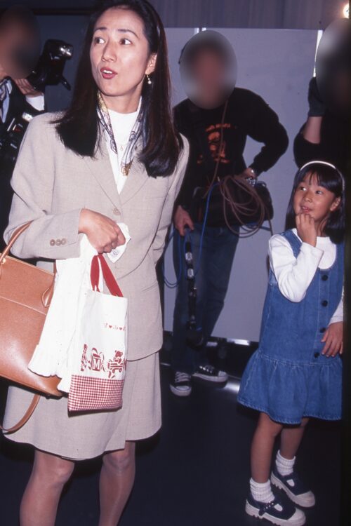 東尾理子、夫・石田純一の娘すみれ２９歳誕生祝いで集合写真「素敵ファミリー」と反響 - スポーツ報知