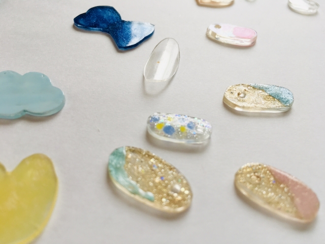 プラバン ちぢみくん B6 白 3枚入プラ板 クリア 知育玩具 おもちゃ キット 工作 手作り キーホルダー ストラップ 色鉛筆 子供 キッズ日本製 プラ版 知育 玩具 チェーン付き 自由研究 オリジナル 小学生 男の子 女の子: リビングート ANA Mall店ANA