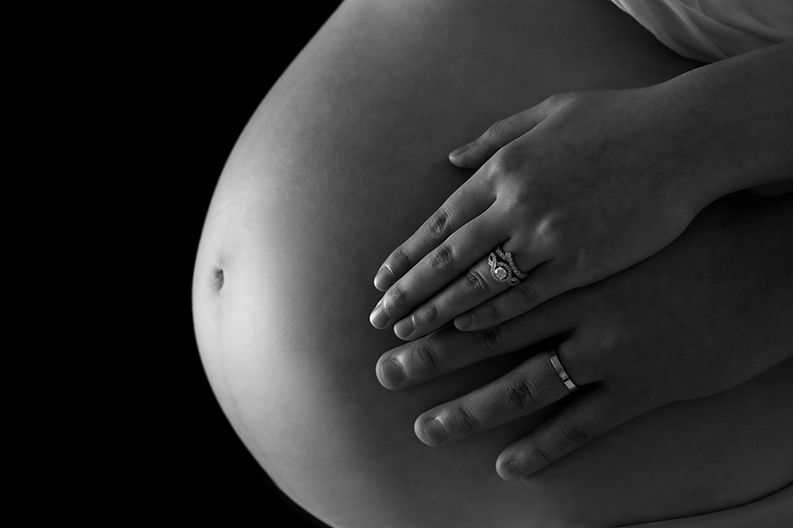 シンプルに、美しく、長く愛される写真」モノクロマタニティフォトのご夫婦撮影です𓍯オプションでのご案内となりますが、撮影をスタートいたしました!ニューボーンフォトでは、白のトップスで揃えられることをお勧めしておりますが マタニティフォトの際は、黒の