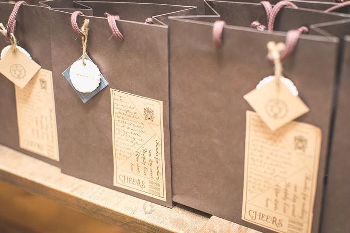 結婚式のお礼ギフトに添える「メッセージ」の文例をご紹介💌 他のゲストよりも早く来てくれて、 大変なお仕事を引き受けてくれた感謝の気持ちを込めて、プレゼントと一緒にメッセージも贈りましょう🤍 marryのサイトでもご紹介しています📝 @marryxoxo_id のプロフィール