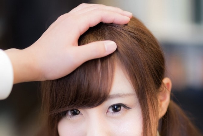 頭を撫でてもらう女の子 07800016767 の写真・イラスト素材アマナイメージズ