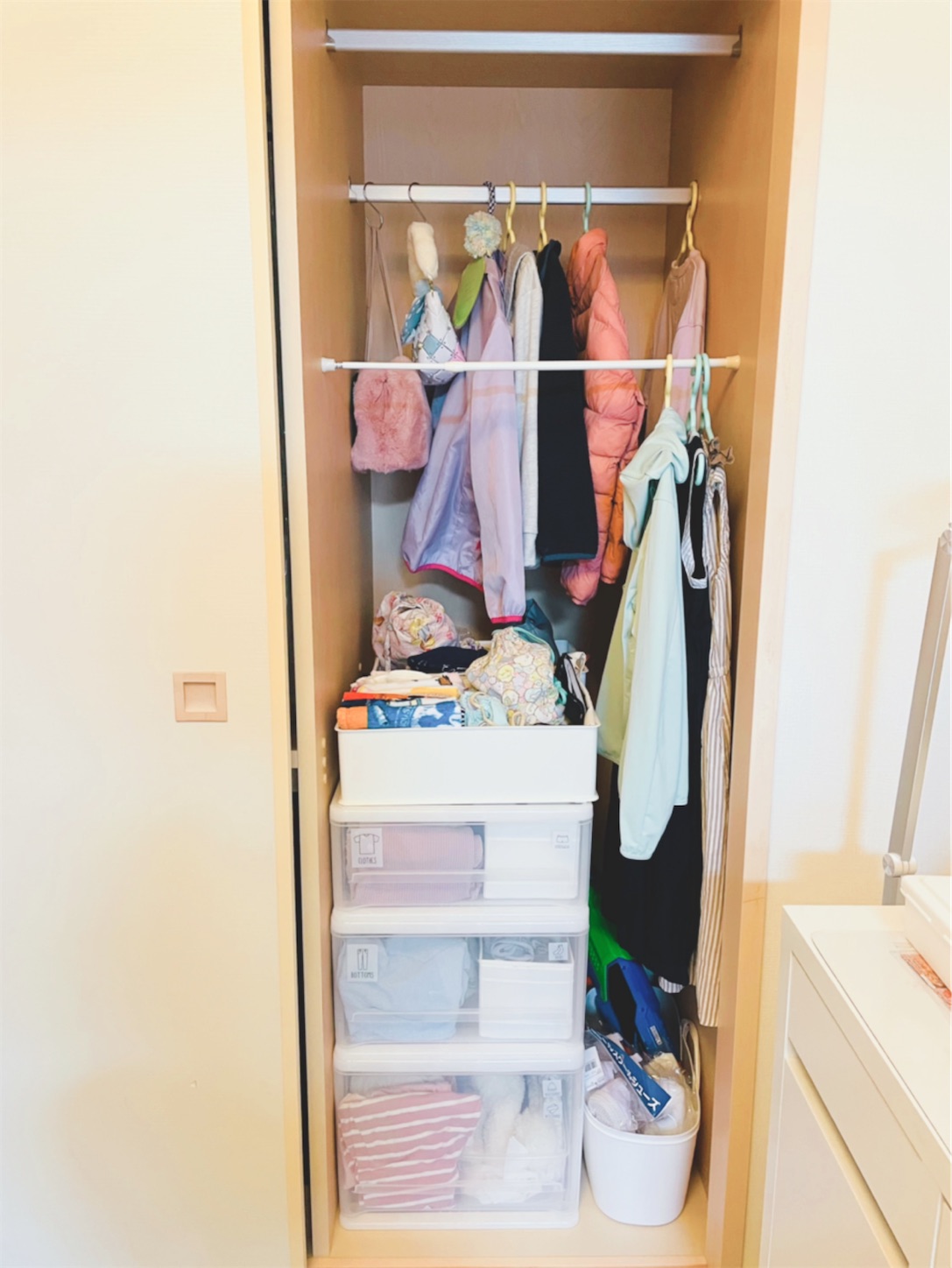 必要なのはつっぱり棒のみ！クローゼットの子ども服収納がラクになる方法ESSEonline エッセ オンライン