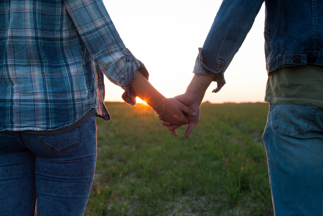 付き合う前に手を繋ぐ男性心理とは？女性から自然に手を繋ぐ方法を紹介