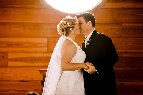 誓いのキスを交わすウェディングシーン
