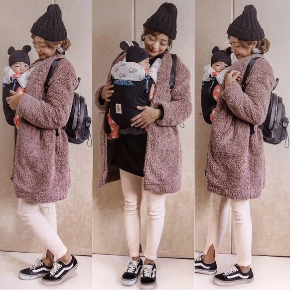 おしゃれママの抱っこ紐コーデまりさん＆なおたくん・0歳 抱っこ紐：ベビービョルンmamaOutear：HYKE Tops：LOSANGELES APPAREL Bottoms：BLACK BY MOUSSY Shoes：Maison Margiela詳しくはウェブサイトの記事で紹介中。プロフィールのリンクからチェックしてね