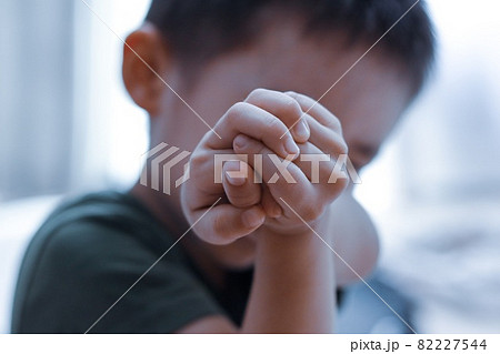 まるで大人のよう!？頭の後ろに腕を組んで寝る赤ちゃん。話題の画像プラス